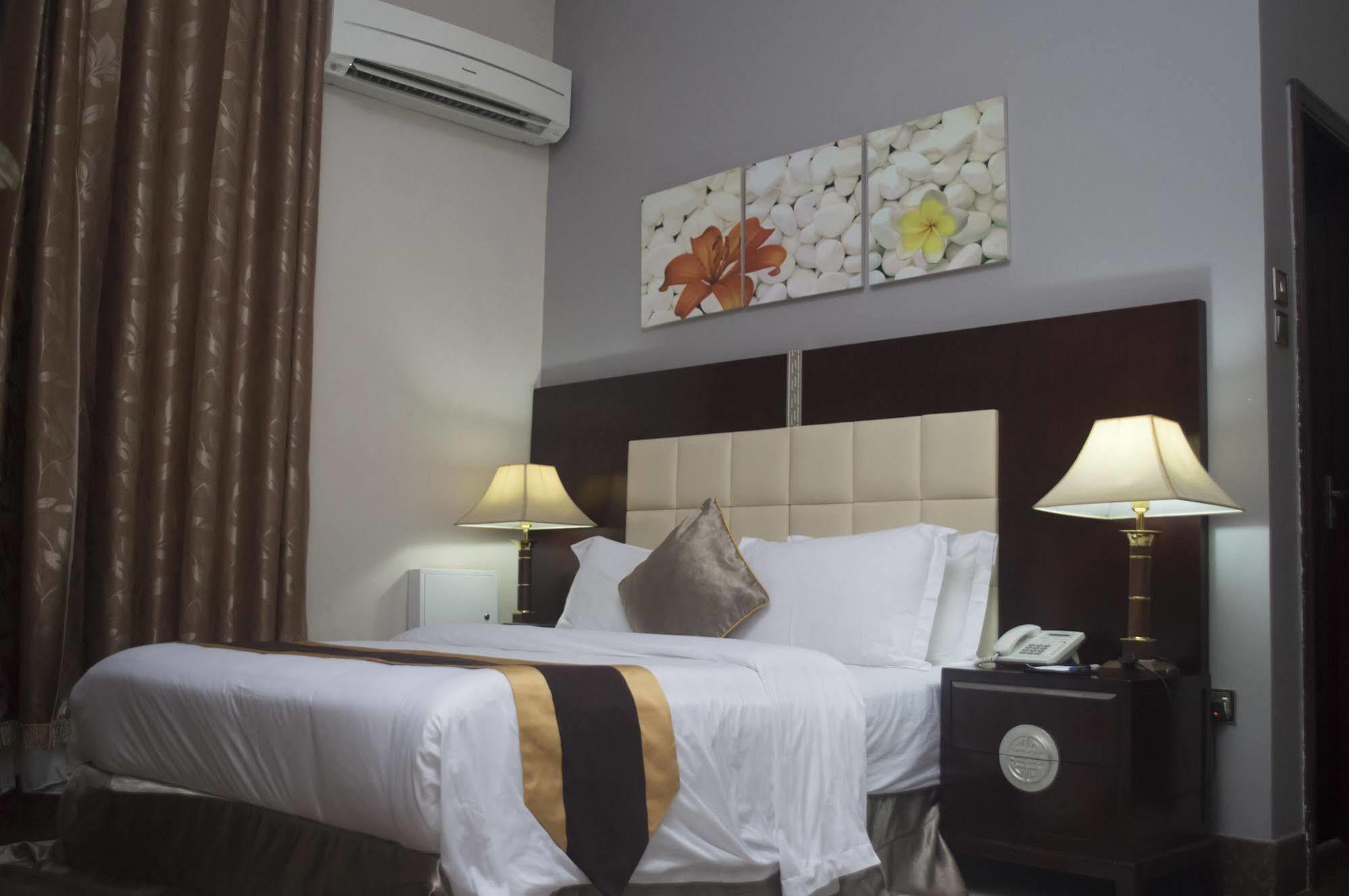 Grandbee Suites Ikeja Dış mekan fotoğraf