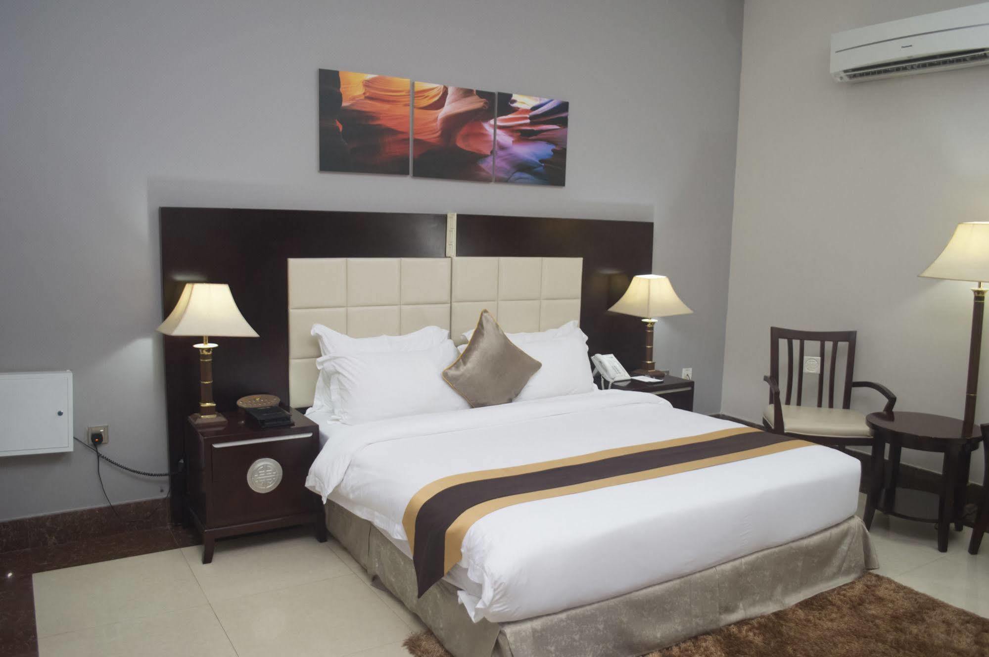 Grandbee Suites Ikeja Dış mekan fotoğraf